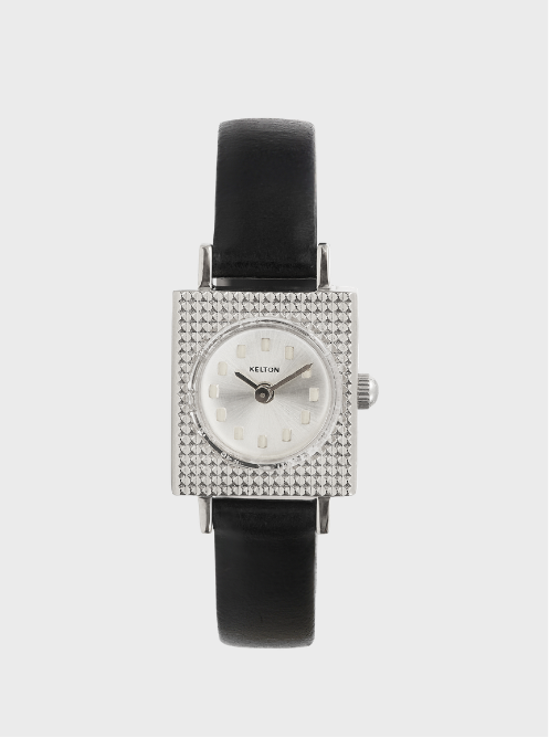 Montre rectangulaire argentée à bracelet noir en cuir, cadran blanc