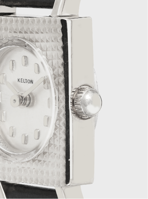 Montre argentée à cadran rond blanc, couronne et fond visible