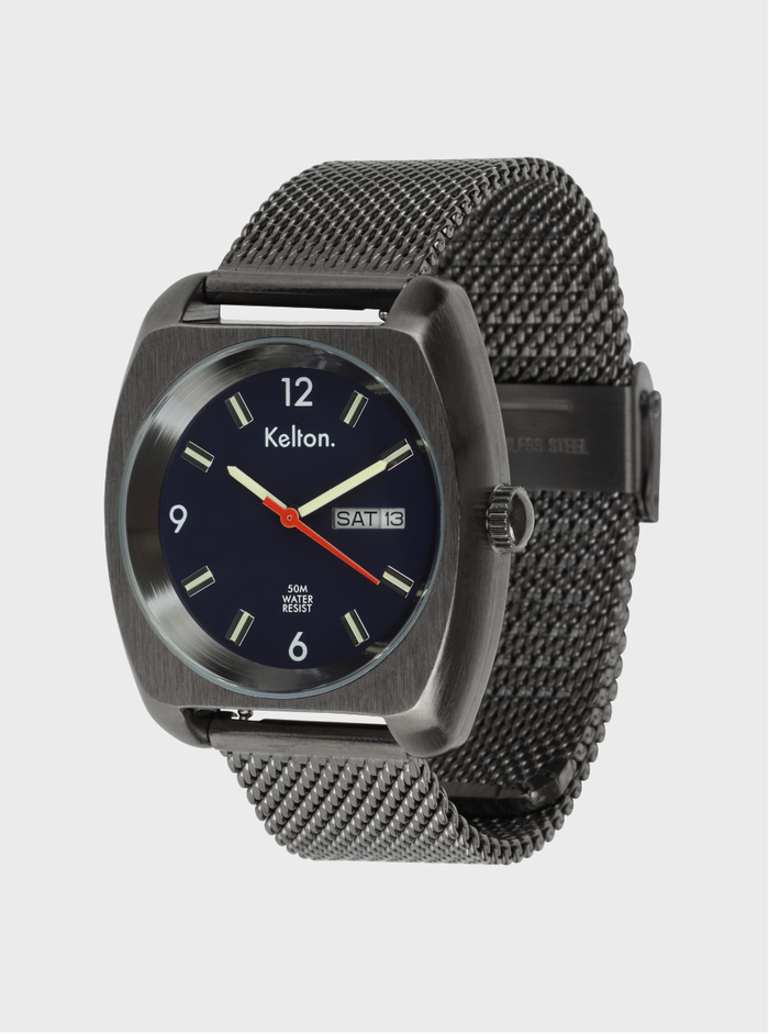 Montre bleu marine avec boîtier gris foncé et bracelet maille métallique
