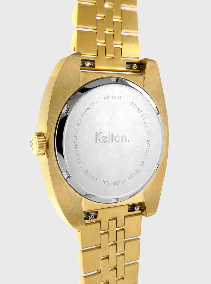 Boîtier de montre en acier doré, fond gravé et bracelet à maillons.