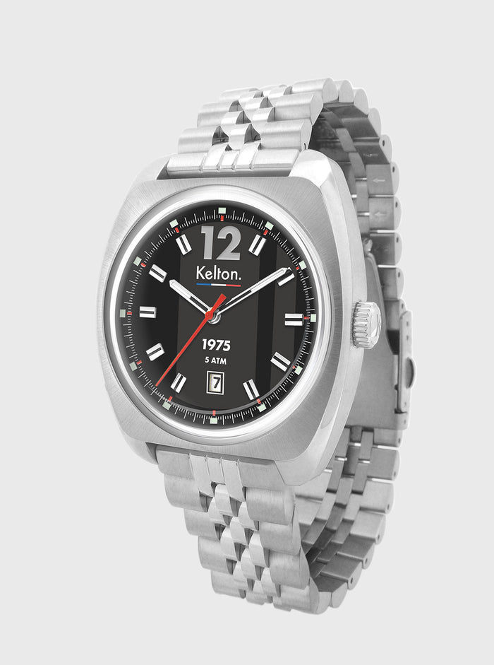 Montre Kelton acier, cadran noir avec index blancs et aiguilles rouges, bracelet maille