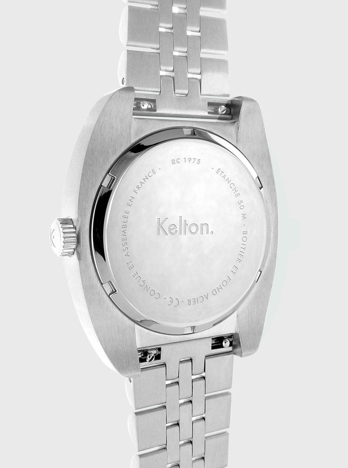 Montre Kelton acier vue arrière : boîtier gravé et bracelet à maillons