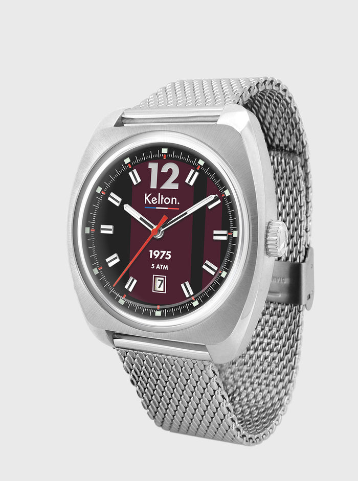 Montre Kelton RC 1975 à bracelet maille argent, cadran noir bordeaux avec aiguilles rouges.