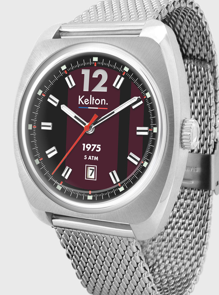 Montre Kelton RC 1975 avec cadran noir bordeaux, repères carrés et bracelet maille argent.