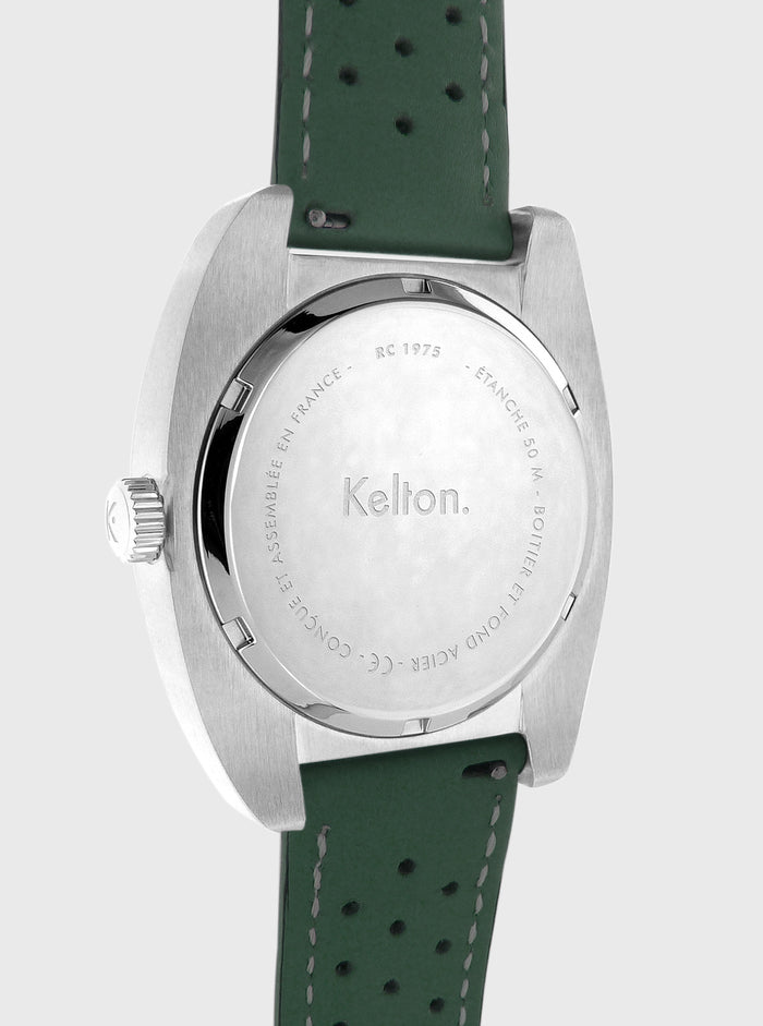 Montre Kelton RC 1975 face arrière en acier argenté, gravure Kelton, bracelet cuir vert.