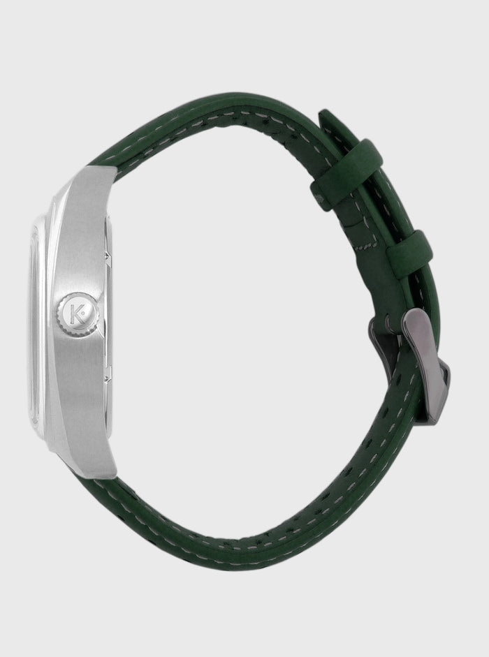 Montre Kelton RC 1975 vue de profil: bracelet cuir vert et fermoir, boîtier argenté.