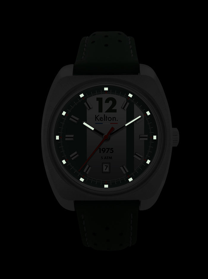 Montre Kelton RC 1975 au look sombre: cadran noir, bracelet cuir vert, boîtier foncé.