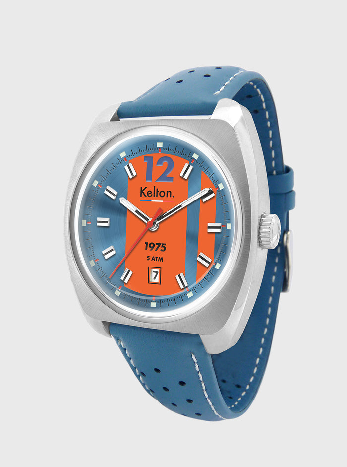 Montre Kelton cadran orange et boîtier argenté, bracelet cuir bleu, index et aiguilles.