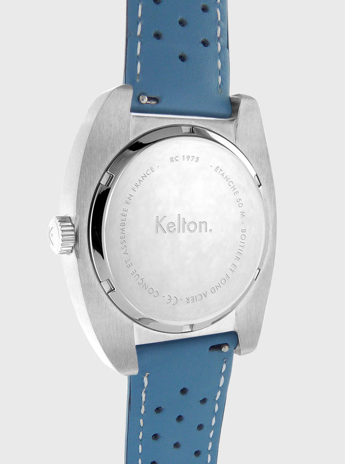 Dos de montre Kelton avec marquages, bracelet cuir bleu perforé et boucle.